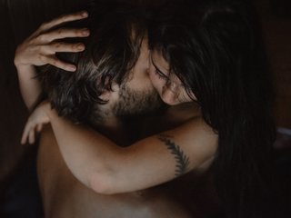 Ten sexo en vivo en Bongacams y masturbate con Sensentional-moments por la webcam