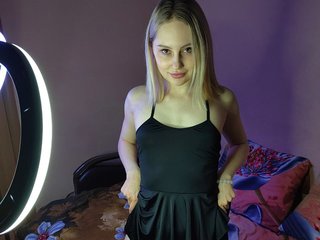 Ten sexo en vivo en Bongacams y masturbate con Emiliya-Blond por la webcam