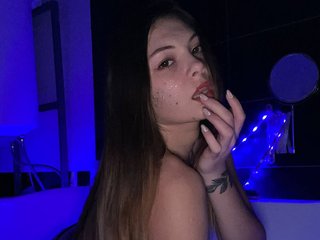 Ten sexo en vivo en Bongacams y masturbate con Dina-kc por la webcam